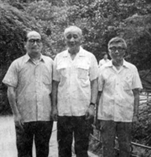 1949年，地下党成员黄旭潜入警察局档案室，偷偷拿走了17份特务资料。谁知第二天
