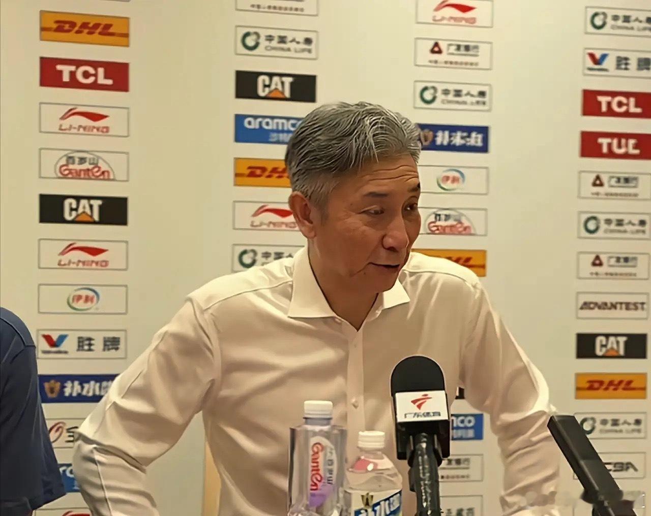 德比大战，广东5分险胜深圳。赛后深圳主教练郑永刚这样评价广东队:首先恭喜广东队取