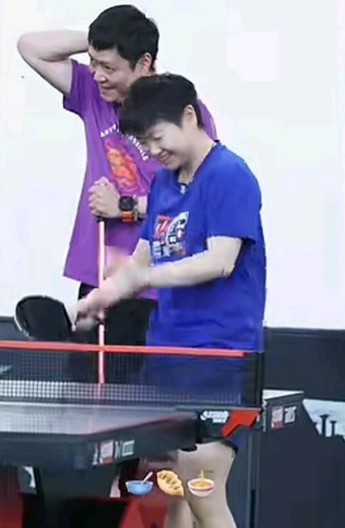 莎莎和Coco两人笑得好开心哦，然后看到小莫也是笑得好灿烂。原来小莫当着莎莎