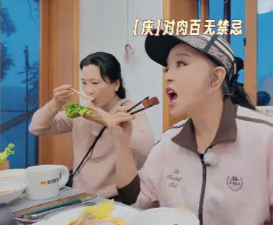 刘晓庆在《一路繁花2》里，又吃鱼了！但这一次，不仅没有人嫌弃她吃得多，大家还纷纷