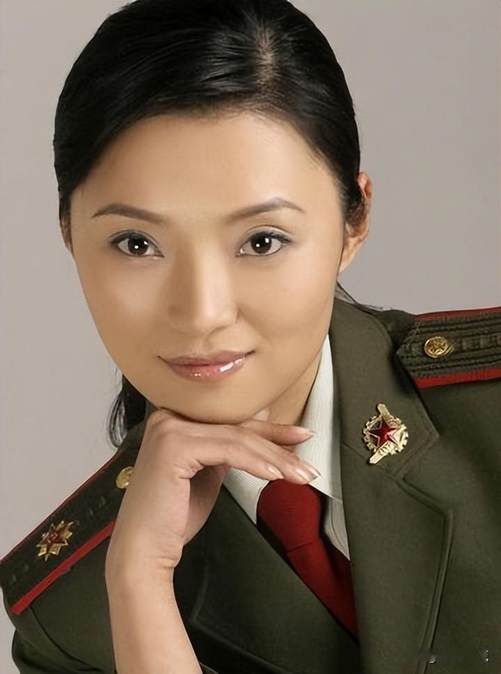 一句“开炮”震天下，她却把日子过成了慢火煲汤“李云龙，你开炮啊！”2005年，