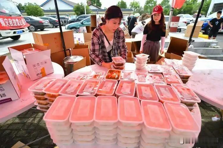 香港火灾救援，街坊小店暖心捐赠香港一场火灾打破城市平静，消防员们争分夺秒救援