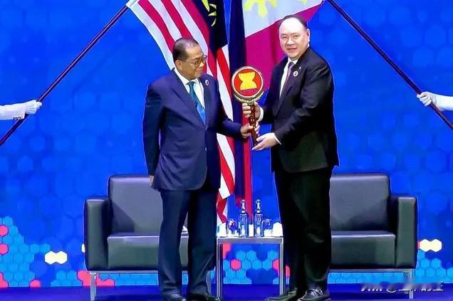 马来西亚于周六在吉隆坡举行的仪式上将东盟防务主席一职移交给菲律宾，菲律宾将于明年