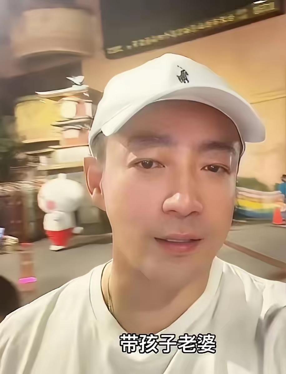 小菲出来冒泡了，孩子们要开学了，他们一家人出去走走，看看夜市的美食，真的是太棒了