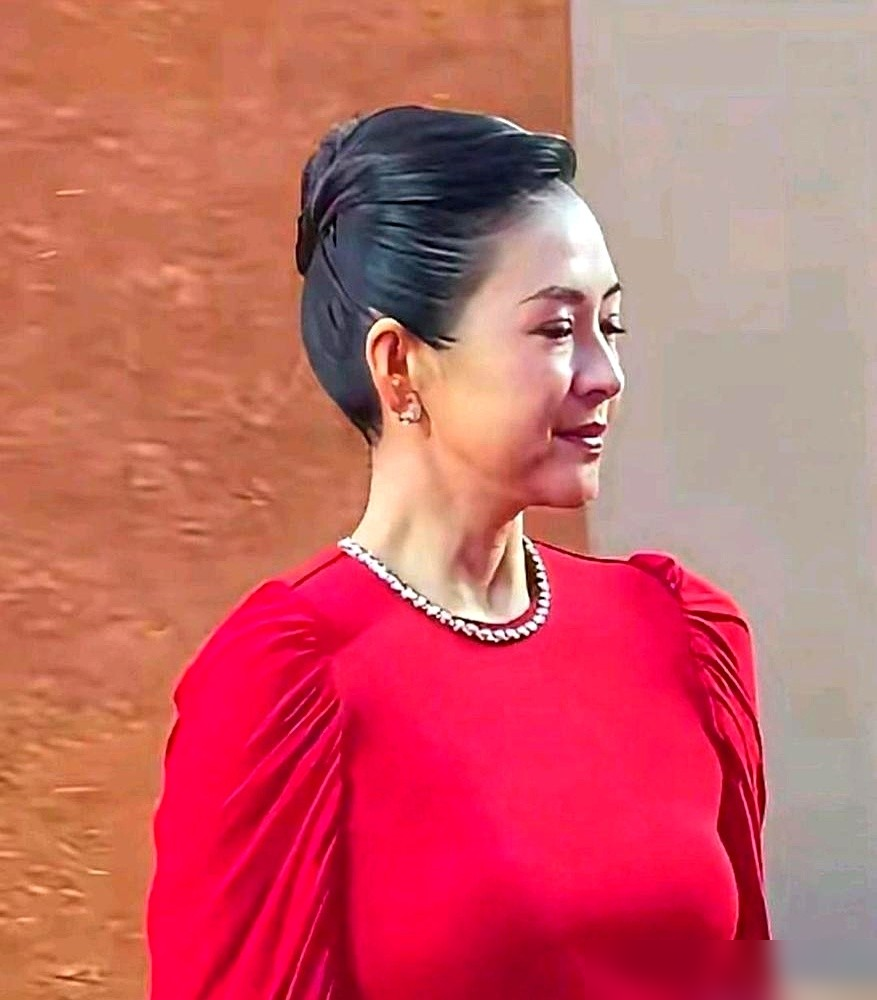 45岁章子怡增重20斤，高清镜头直接怼着脸拍，皮肉松了，腰上也有赘肉了。结果评论区没翻车，反而都在夸