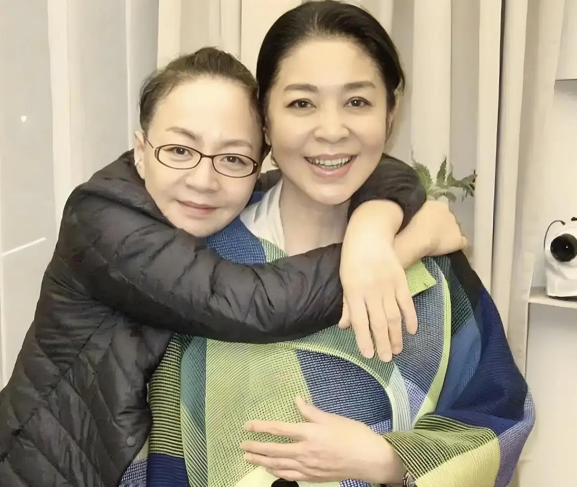 1996年，宋丹丹告诉倪萍，陈凯歌外面有人了。听到这句话，倪萍瞬间被愤怒冲昏了头