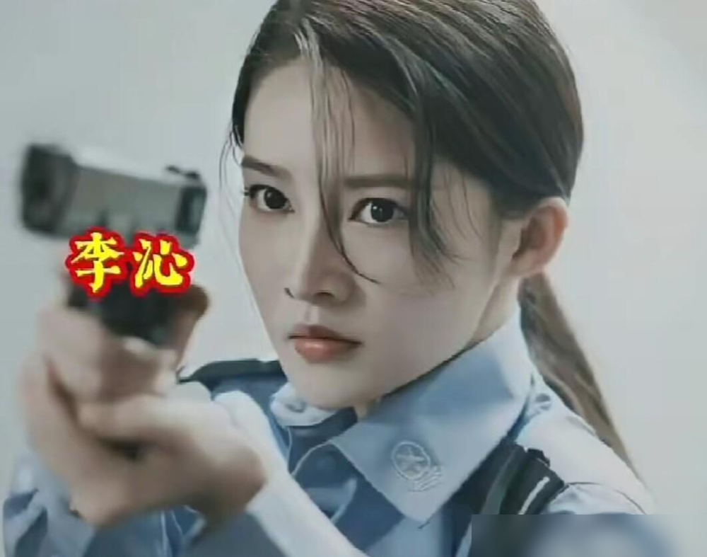 杨紫宣布一两年不接综艺，也不无缝进组。流量顶峰，她踩了刹车。《玉兰花开君再来》杀青，同期小花都在抢档