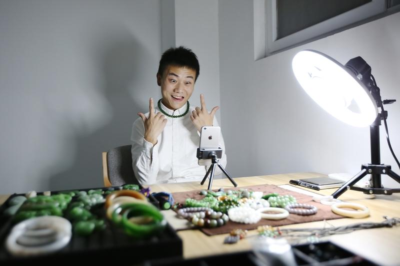 咱就是说啊，现在这直播间带货的套路，真是一天比一天离谱了。甘肃有个25岁的姑