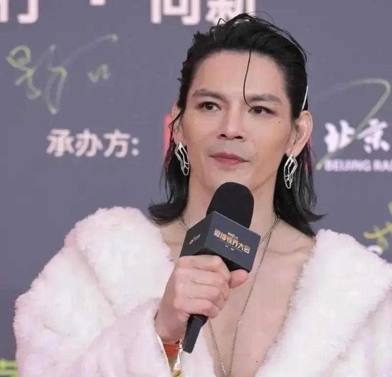 向佐家在香港有钱有势，居然让孩子在郭碧婷的娘家读书。郭碧婷娘家是台北的，自婚后，