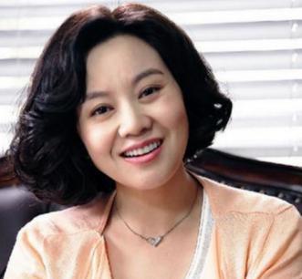 ☁闫妮去买房，售楼小姐看她衣着普通，就随便一指：“这套不错，400平，才1