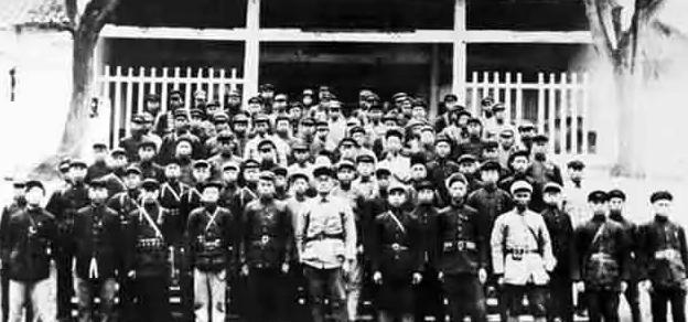 1934年10月15日，国民党40000多人包围了仅有9700多人的红六军团。为