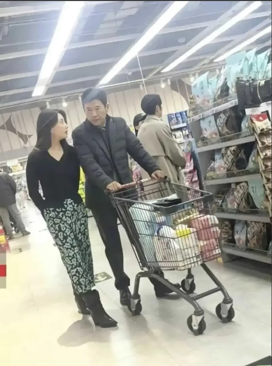 逛超市时遇到明星了，好像在电视上见过...