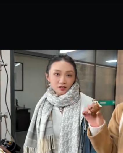 能看出来这照片中是同一个人吗？很明显这位美女穿着现代的装扮要比古装好看的多。