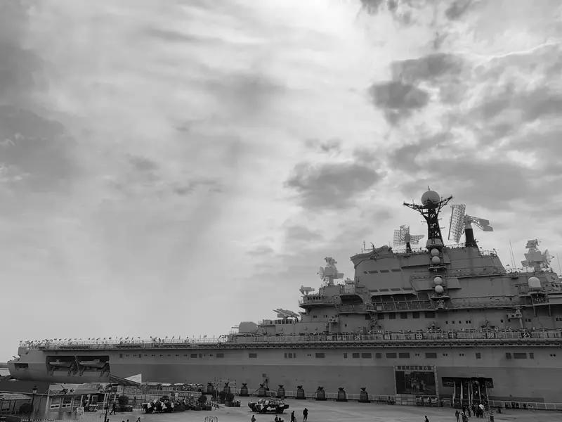 伊朗“法塔赫-2”导弹真能重创航母吗？这事儿得分开看。从纸面实力，它确实厉害