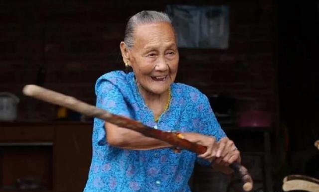 1941年9月，7个日本兵围住1个中国女兵。他们见女兵面容姣好，顿时兽性大发，想