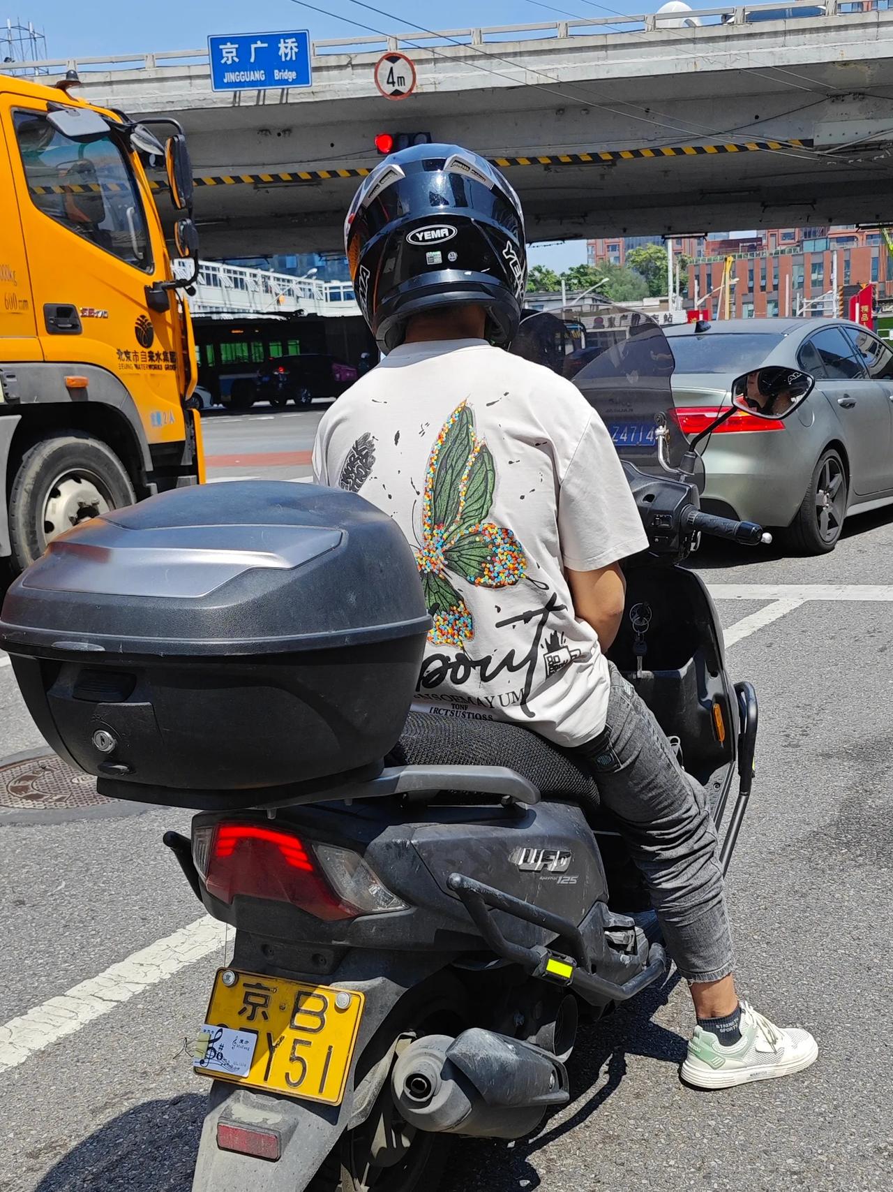 京B摩托最爱戴口罩北京禁止京B进四环内行驶，京B都靠遮挡号牌获取路权，被查到概