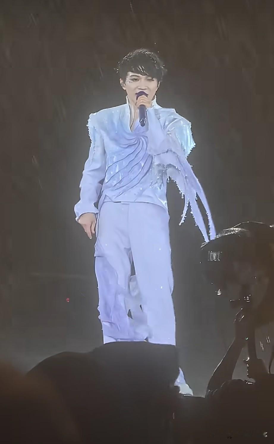 昨天晚上的演唱会里，令人印象深刻的有好几个明星，顶着雨坚持完成演出，这份职业道德就值得我们表扬啊。昨