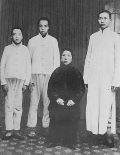 毛主席的母亲长期住在乡下，没有照过相。1919年，母亲生病了，毛主席把她接到省城