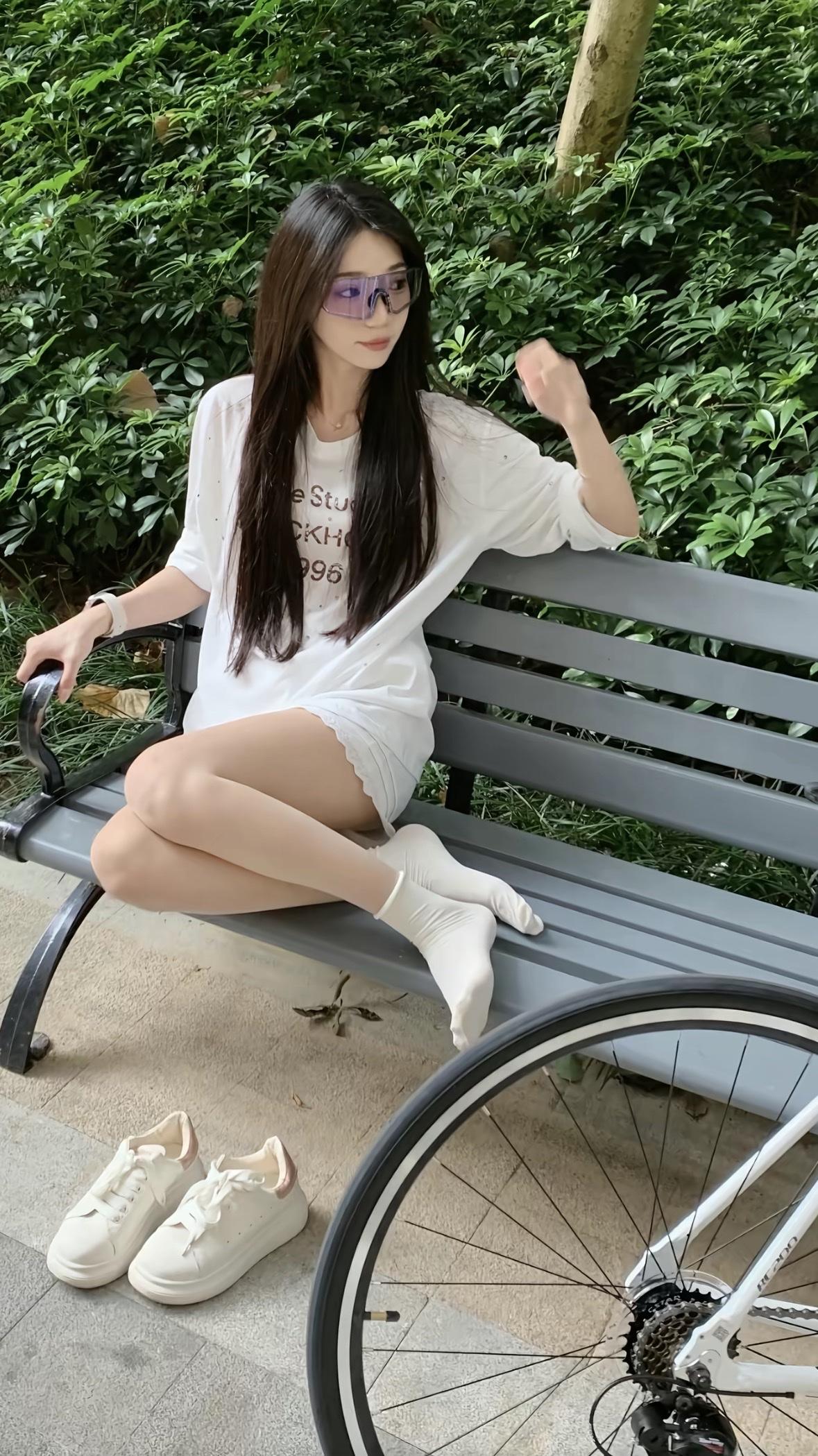 夏日清新穿搭，白色连衣裙搭配墨镜，轻松自在享受午后时光。