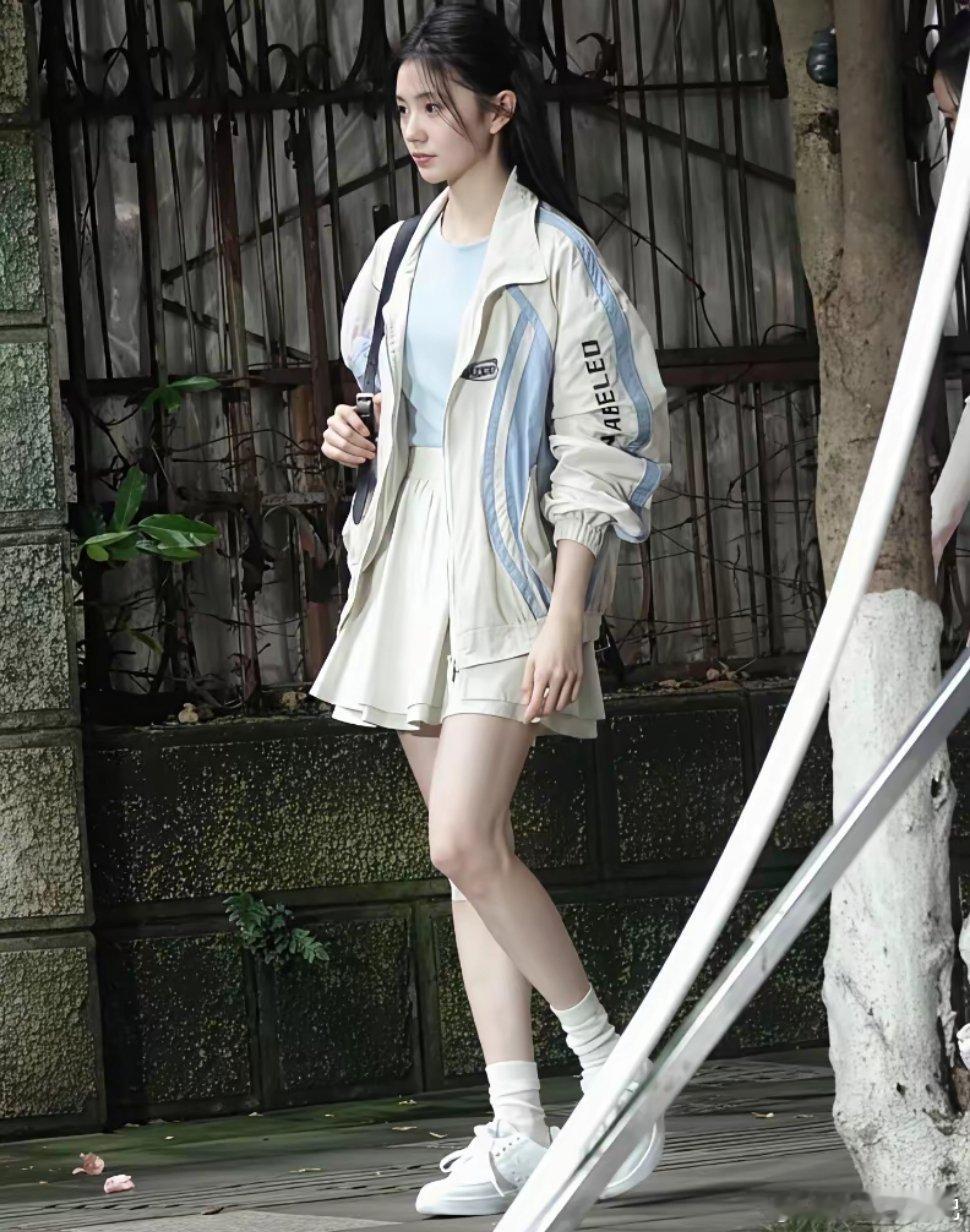 刘浩存妹妹这状态，说是高中生我都信！