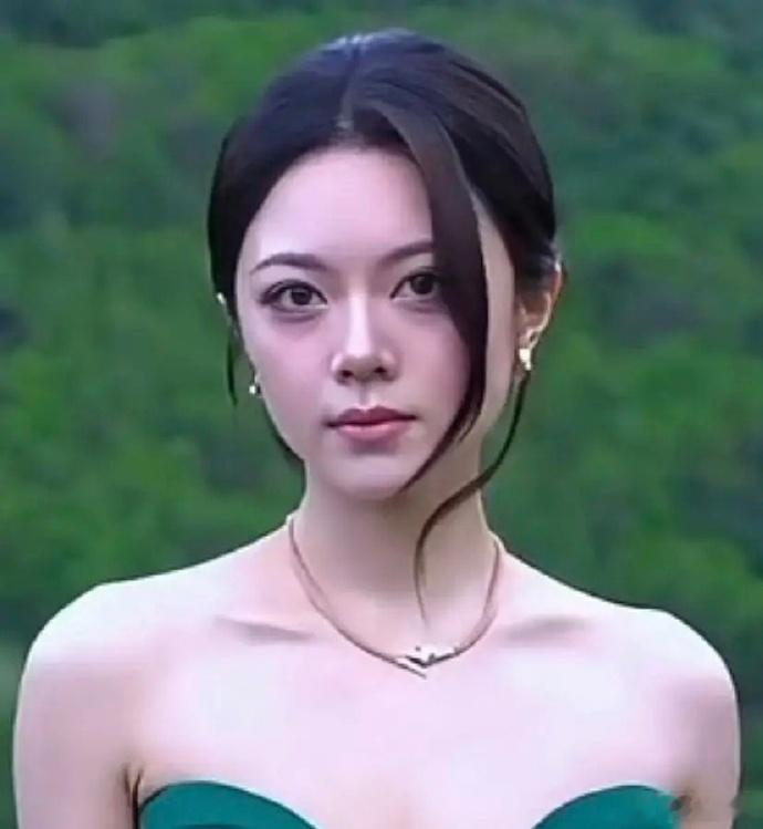 她是不是每天熬夜看主角？