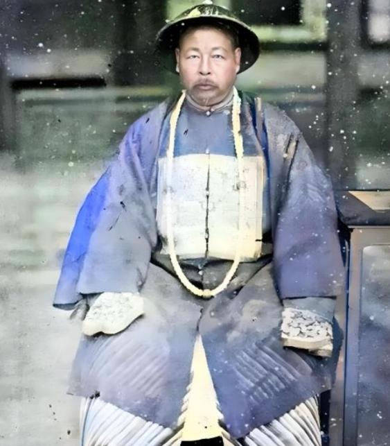 1996年，左宗棠曾孙想回上海，写信给市委，请求分一套低楼层的房，谁料，他时任上