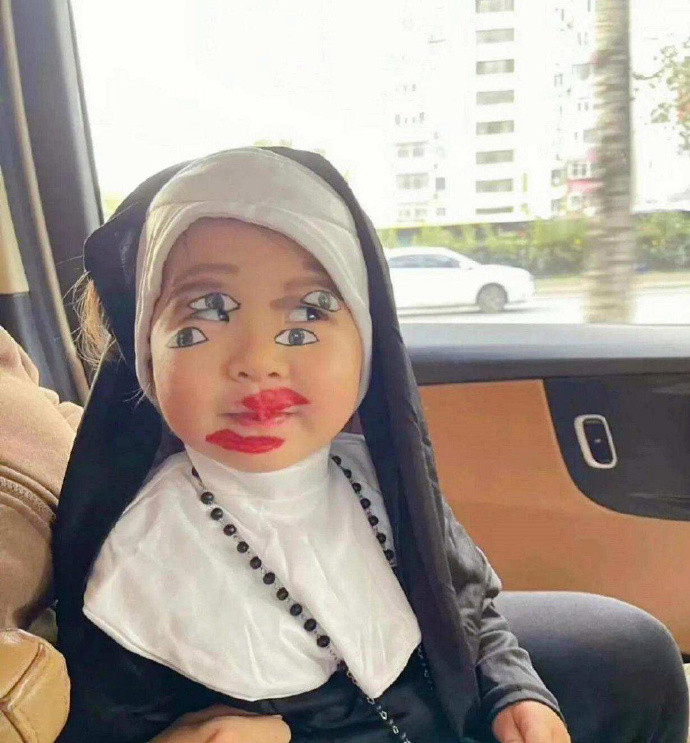 孩子参加了幼儿园的变装大赛，特意把她化妆成这样子，不出意外的话肯定是第一名