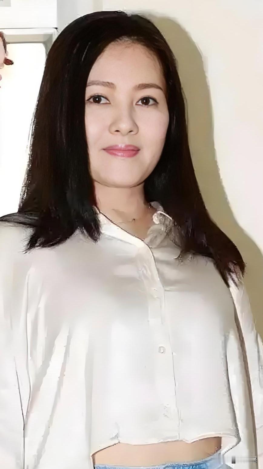 60岁的港星李丽珍真的美到让人惊叹！她曾是“清纯玉女”天花板，后来又成性感代名词