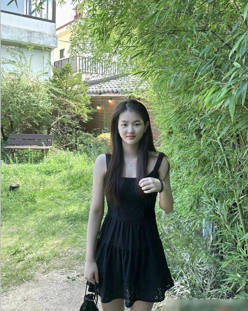 别死盯着国乒看了，隔壁两个零零后小丫头硬是掀翻了亚洲乒坛的颜值天花板。球迷为了争