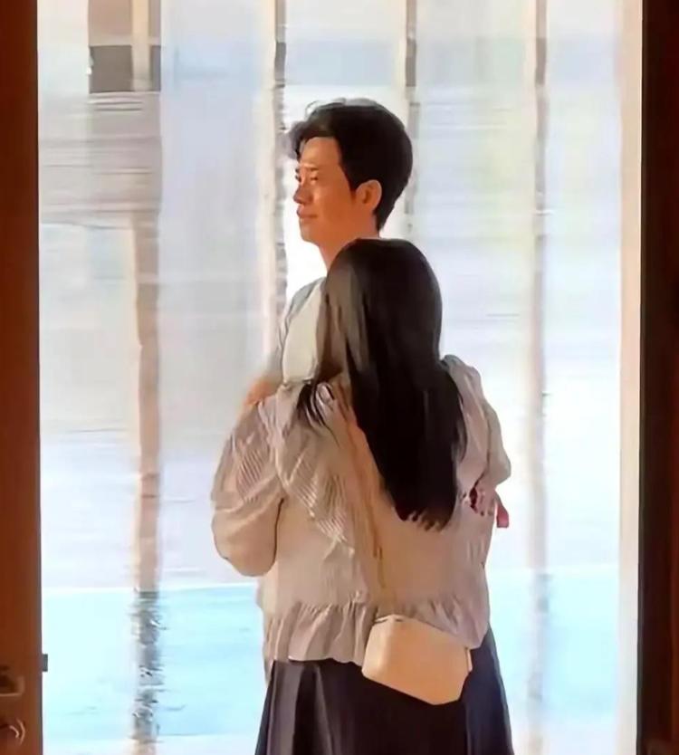 1岁的李健在阿那亚陪发福妻子的画面，狠狠撕下了娱乐圈假丁克男星的遮羞布。 5