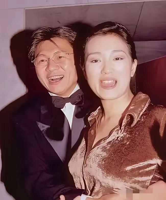 为生孩子，影后巩俐喝了大半年中药。1996年，她嫁新加坡商人黄和祥。听从母亲建议