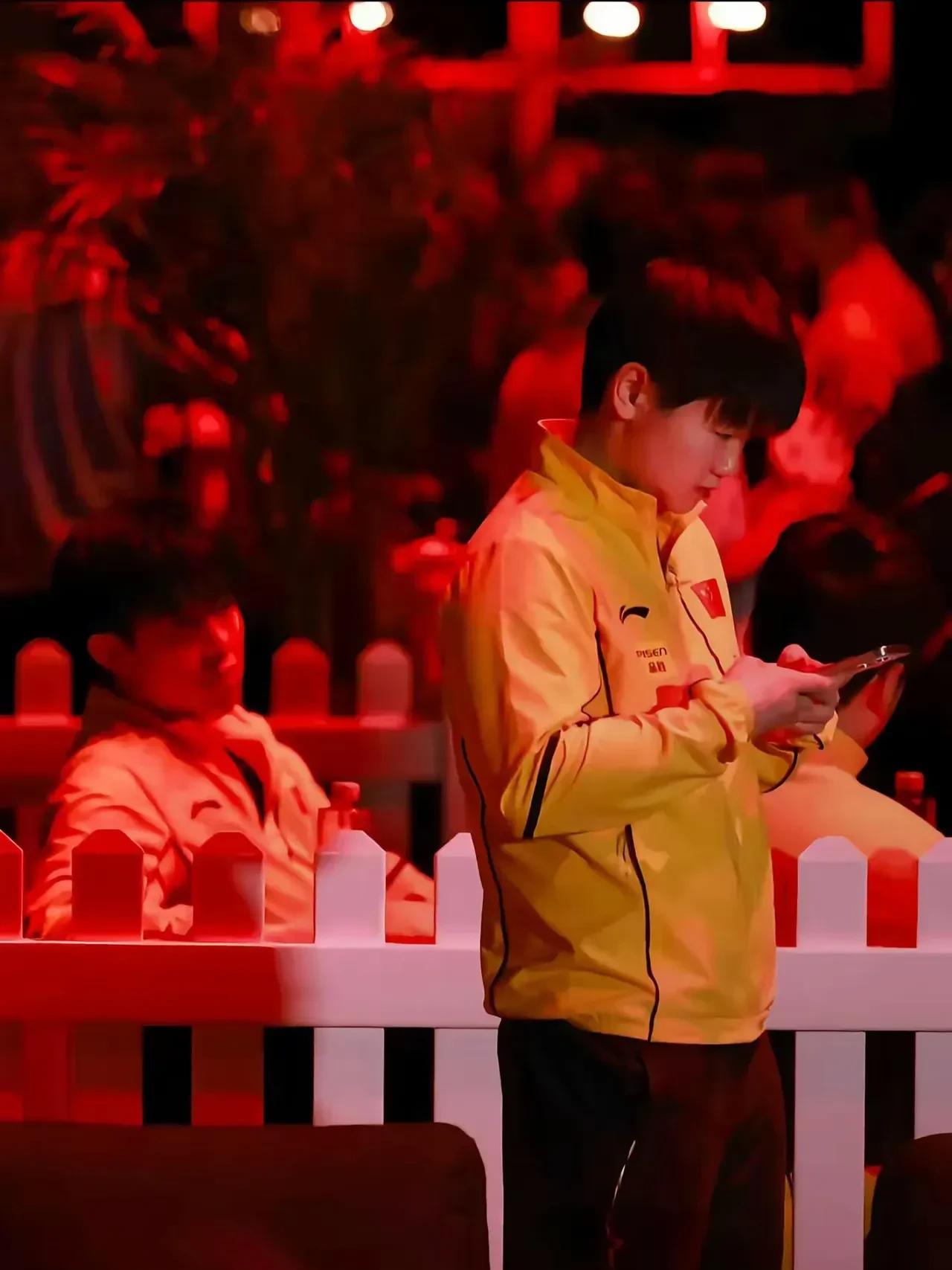 嘴上说着不在乎，但身体却出卖了自己，在乎一个人的眼神是根本藏不住的，有些习