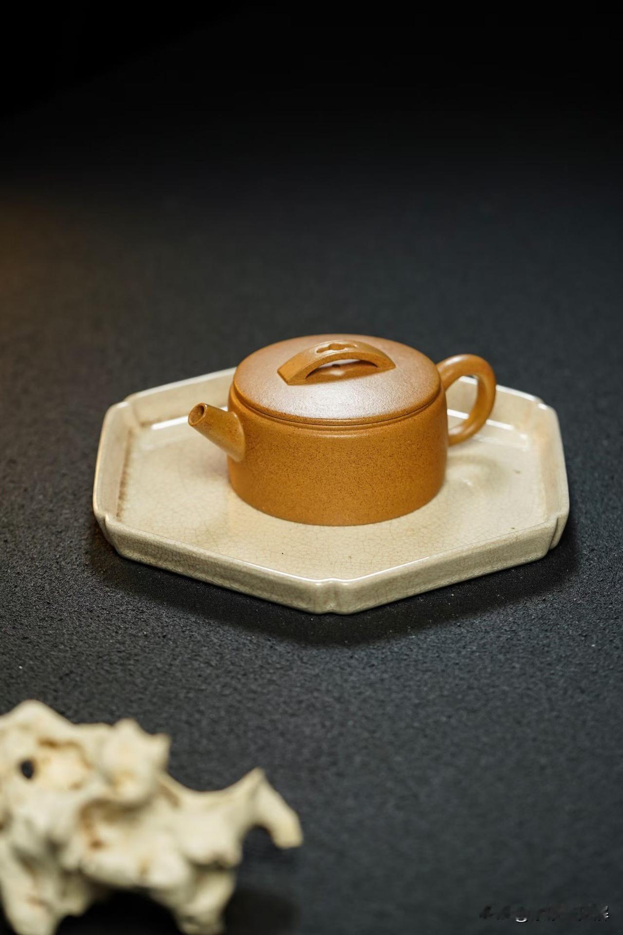 下面介绍一种最简单的开壶方法：1、即将开壶的汉瓦2、先准备好清水，清洗壶3