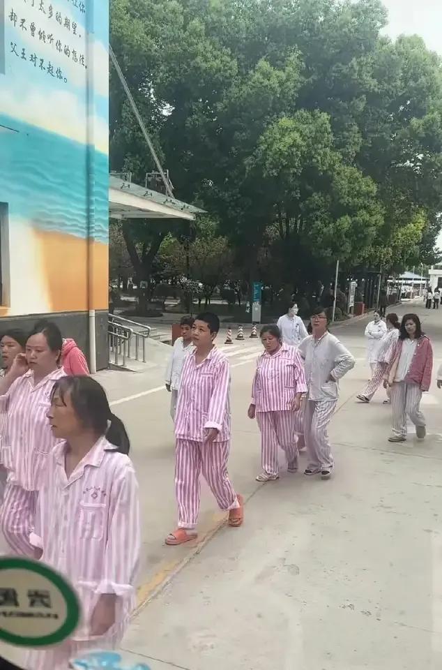 现在不少女性的婚姻观已经不是扭曲了，而是患上了歇斯底里胡言乱语的精神病。其五大