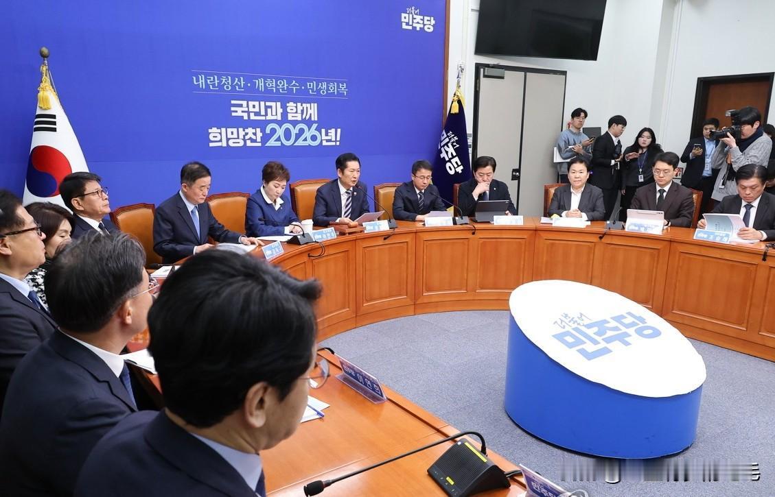 2日，韩国共同民主党召开最高委员会会议，党内围绕与祖国革新党合并的争议全面爆发，