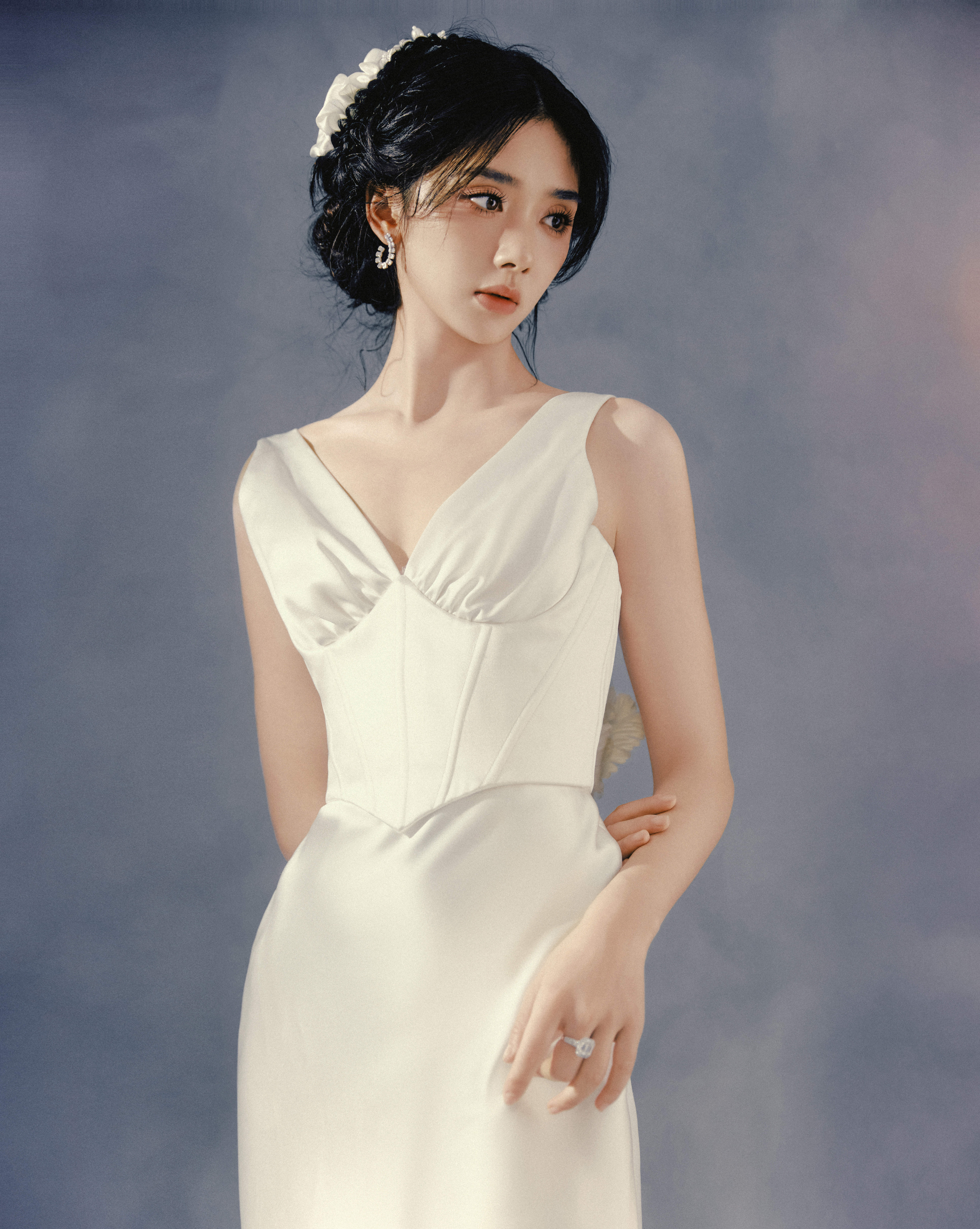 缎面流光勾勒曲线，白纱曳地如月光倾泻，每一寸都在诉说着独属于王影璐的优雅与矜贵。