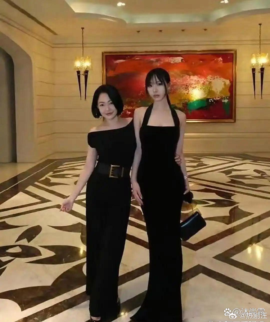 小S﻿‍﻿跟‏‍‍女儿合‏‍照‏‍，摆啥‌‏‏姿势‌‏都不好使，身高‌和气‍‎‏质直接被女‏‎儿碾压