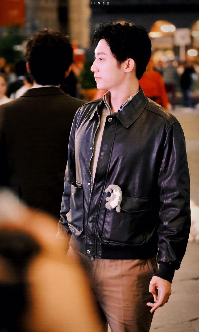 黄景瑜往那一站就是帅任何人错过这个黄景瑜我都会难过的ok？帅就一个字无需多言~