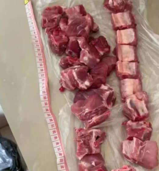 4月6日，女子去菜市场买肋排，剁好后拿回家，准备做饭时，却发现排骨不太对劲。女子