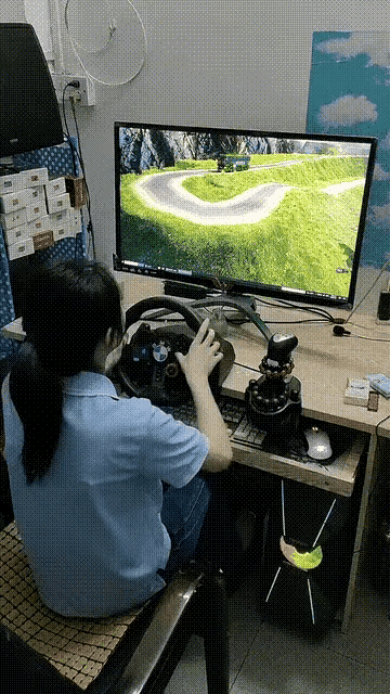 现实中女司机开车寸草不生，应该是从这学的吧