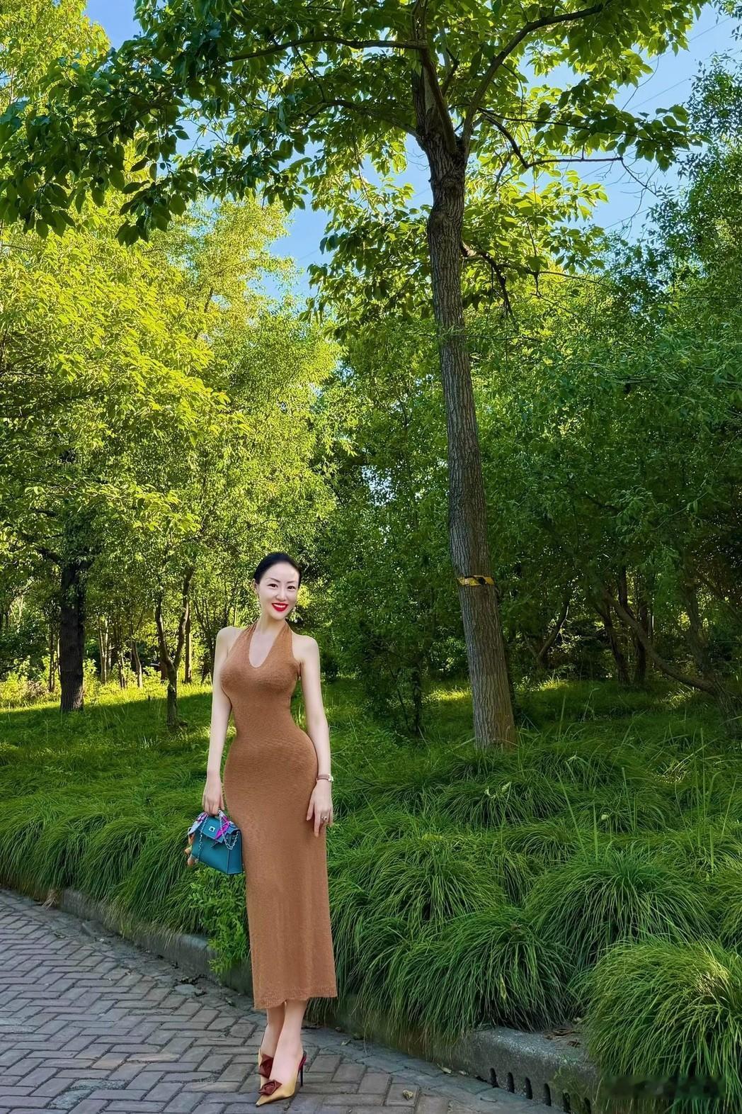 夏日绿意中，漫步林间小道，享受自然之美。
