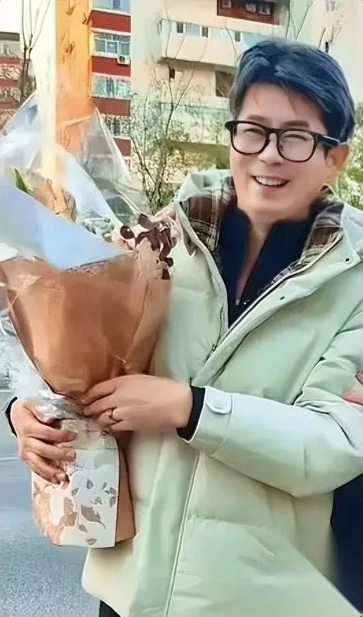 恒苏这波反转，我看傻了！前阵被网暴时他蹲在楼梯间抽烟的样子，我还存着截图——