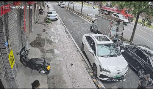 发视频者说，小车按了喇叭，骑车的人没有让道，结果……骑车的人皆有可能认为这是人