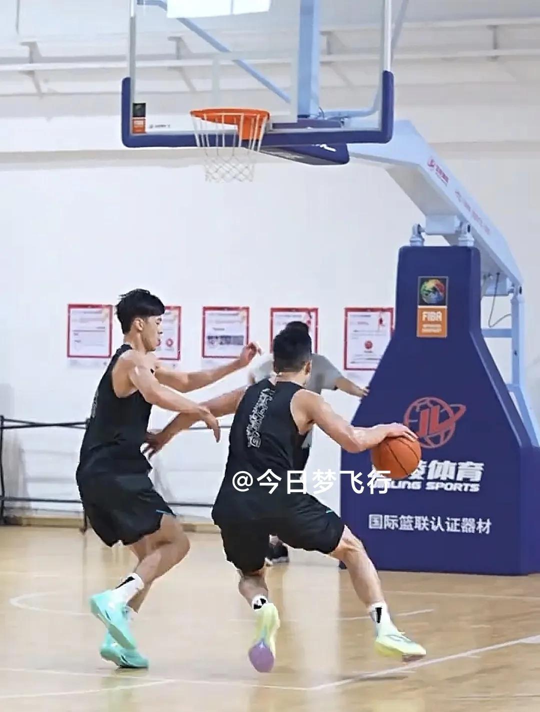 广东队今天1V1对抗训练！广东队今天进行了1V1对抗训练，虽然在训球员只有几个
