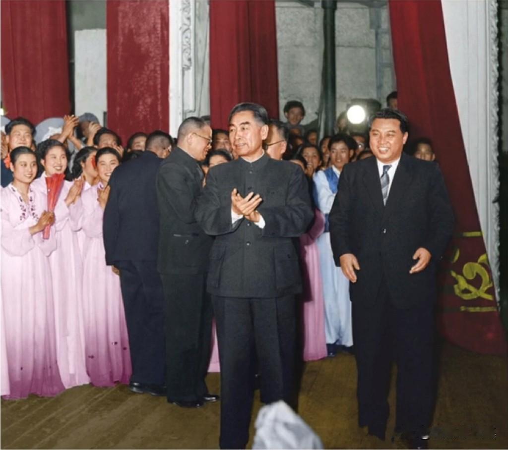 1958年2月，周恩来访问朝鲜时，和金日成一起祝贺文艺工作者的演出成果。此次访问