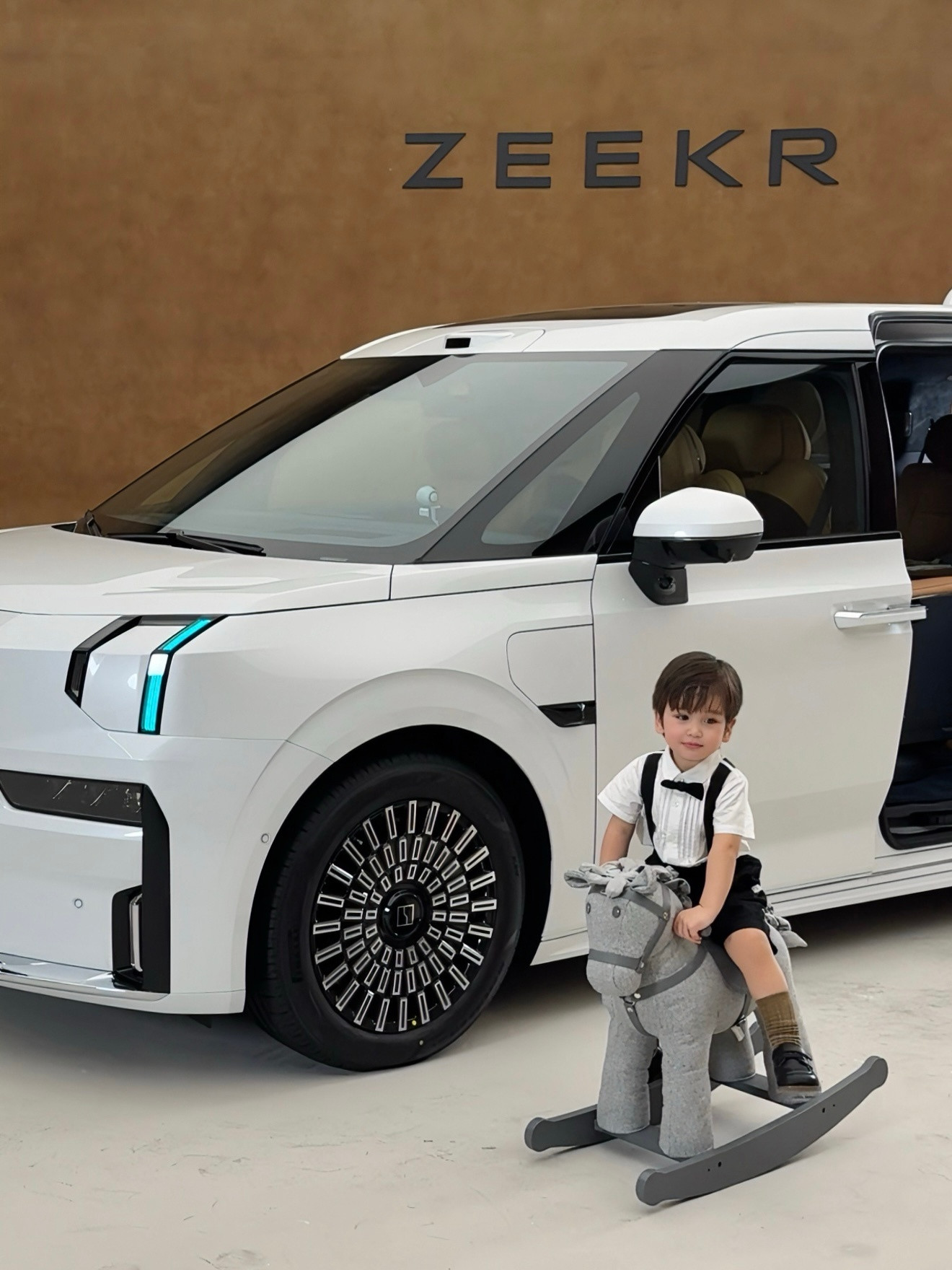 这次焕新极氪009豪华7座版如果真按现在放出来的信息来，方向其实挺明确的，就是把