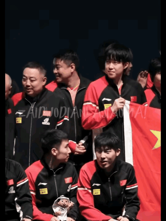 为国争光的王楚钦，当领导的都特别喜欢。世乒赛国乒合照，大头拿着国旗的一角站在