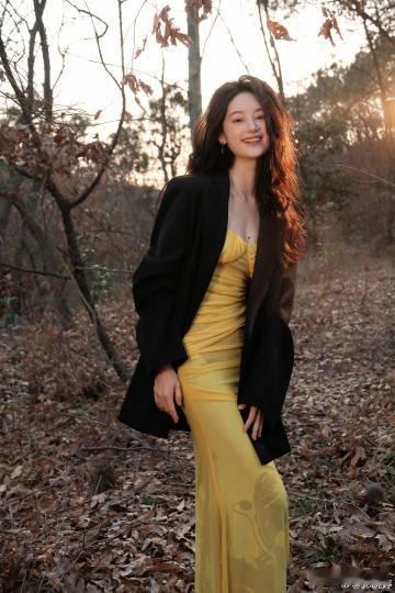 郭晓婷黄裙子造型被《纯真年代的爱情》里的方穆静黄裙美到失语，郭晓婷戏外营业的黄