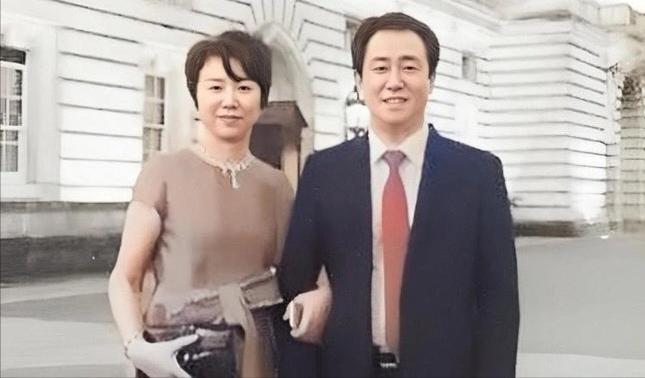 皮带哥夫妻俩的感情还真不如尹锡悦夫妻俩，时隔九个月，尹锡悦和金建希再次相见，虽然