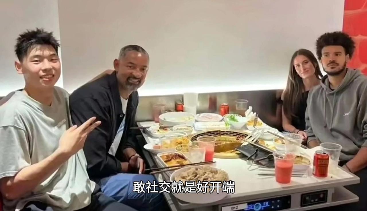 看看崔永熙到NBA时聚餐的照片，再看杨瀚森吃宵夜的照片，发现杨瀚森完全靠天赋进军